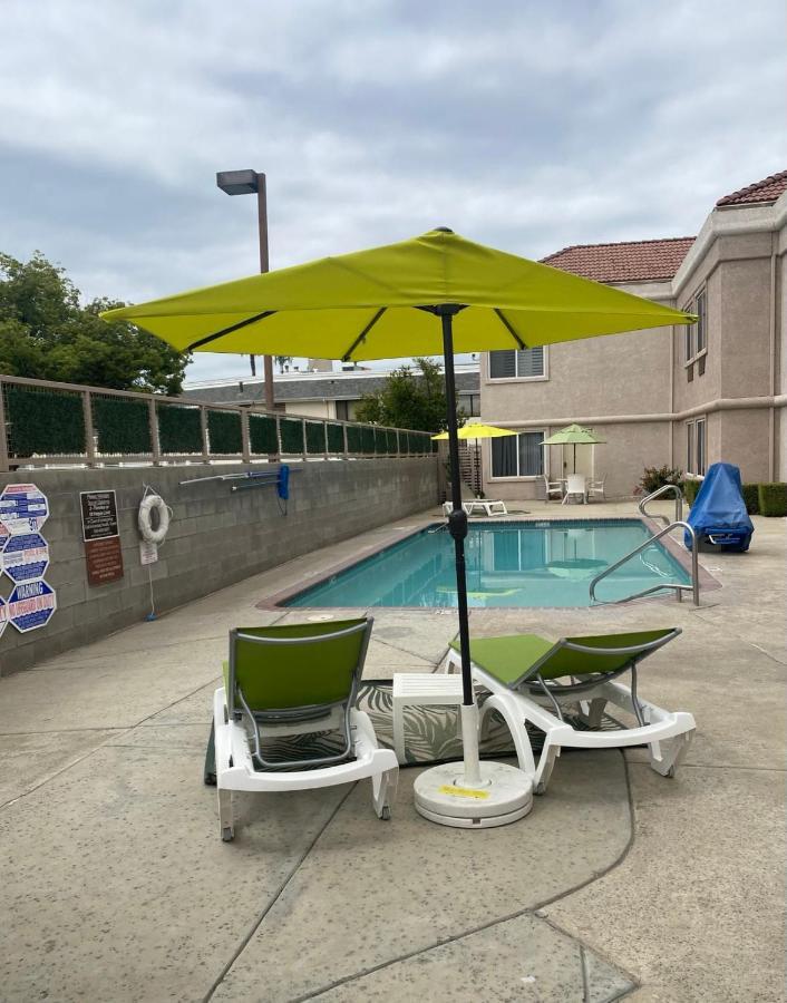 Comfort Suites Tulare Exterior photo