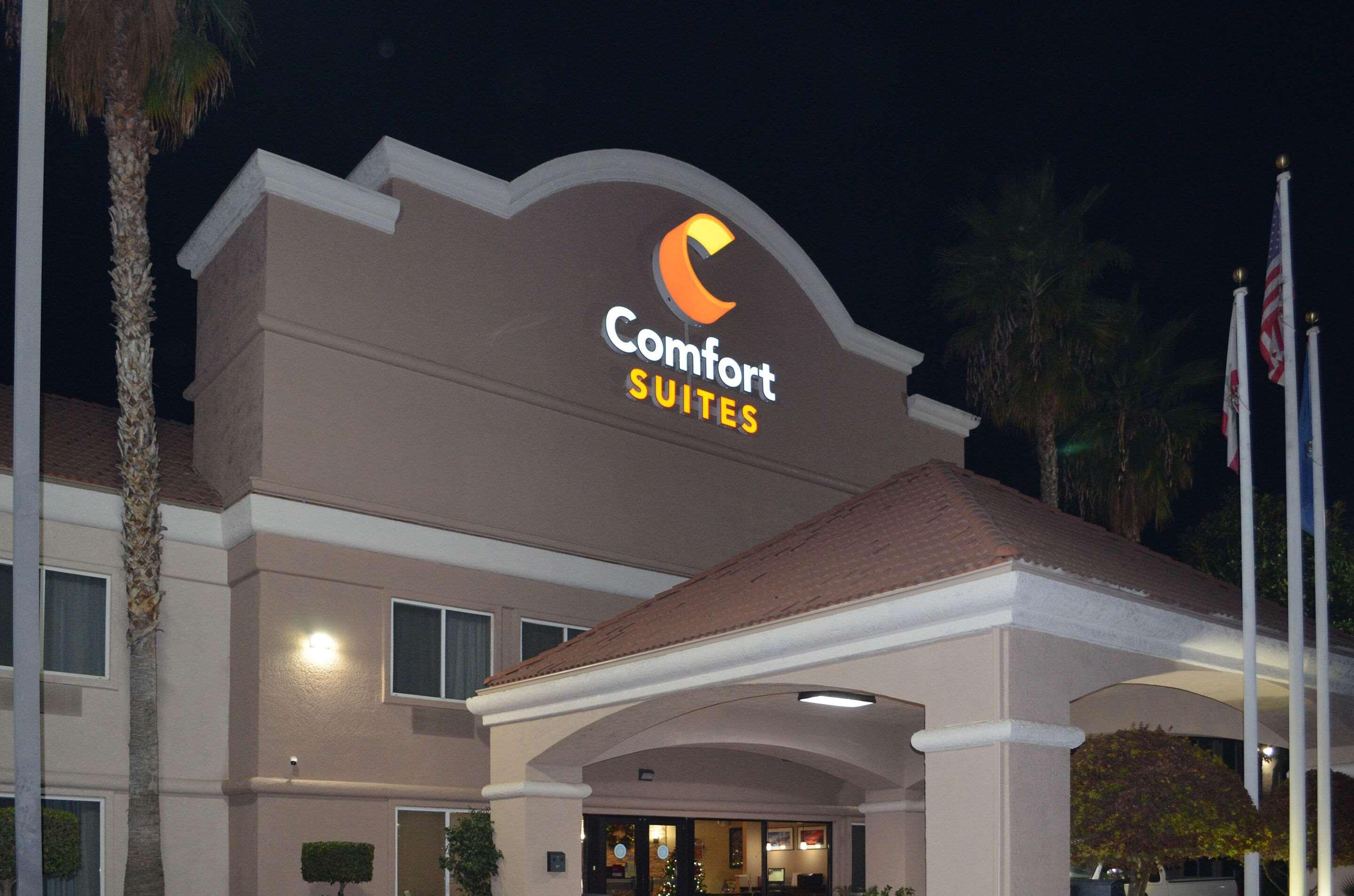 Comfort Suites Tulare Exterior photo