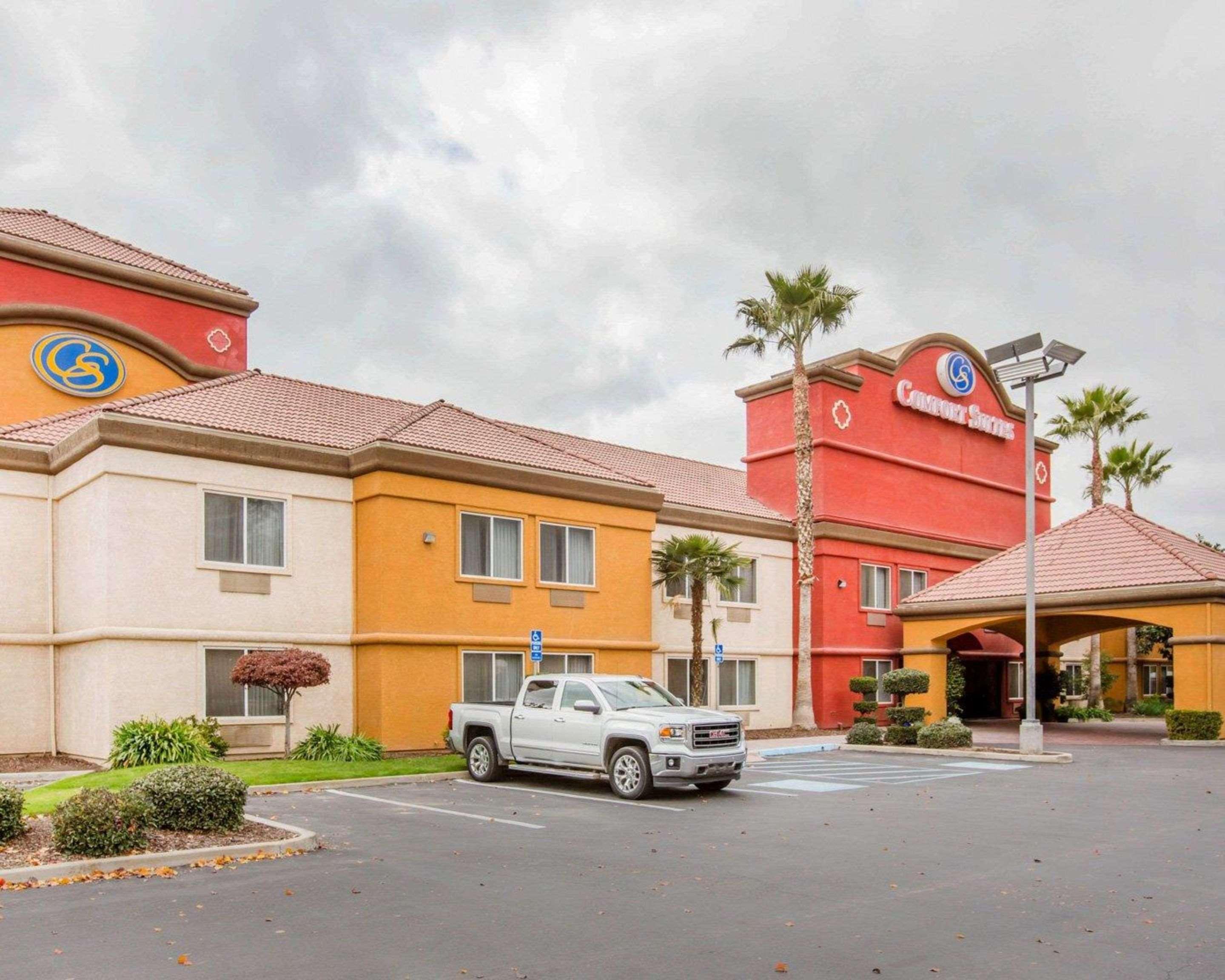 Comfort Suites Tulare Exterior photo